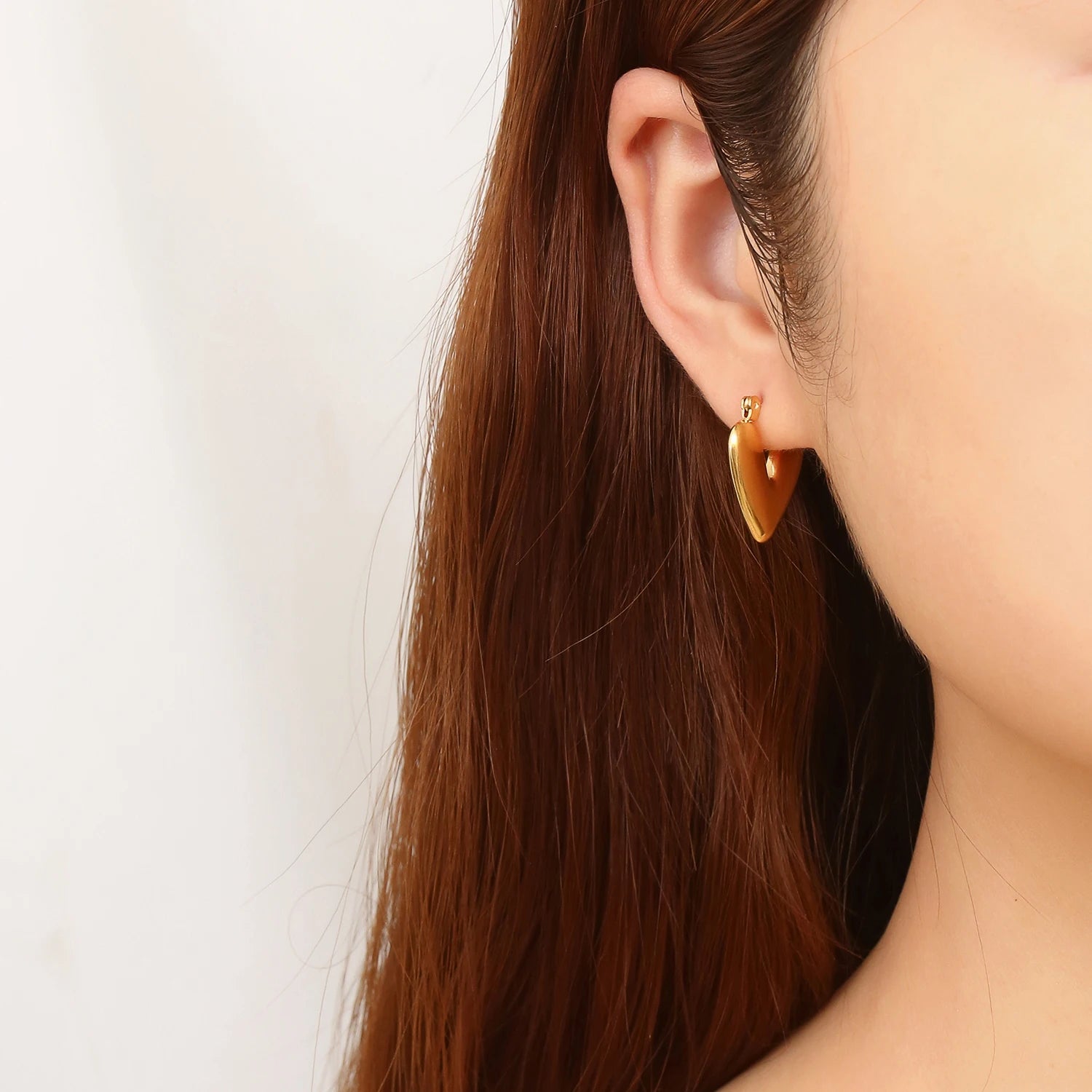 Foto #4: "ZUPHAR™ Stud Earrings – Geometric Design Detail"