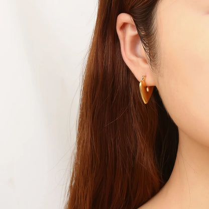 Foto #4: "ZUPHAR™ Stud Earrings – Geometric Design Detail"