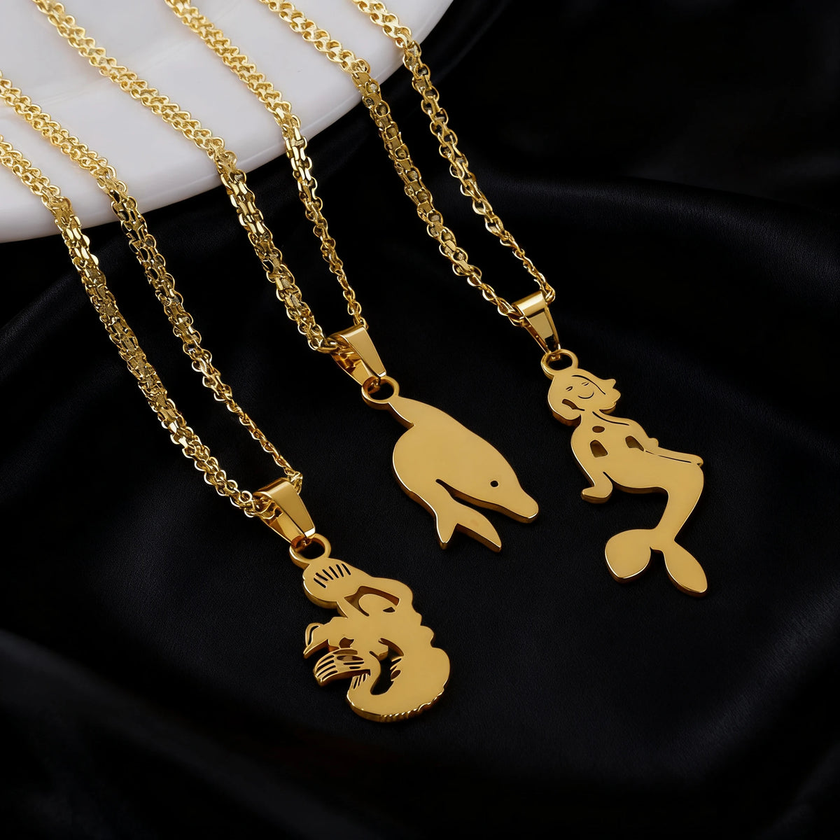 Gold Girl Silhouette Pendant Necklace - 18K Gold Plated Stainless Steel | Gift for Men & Women